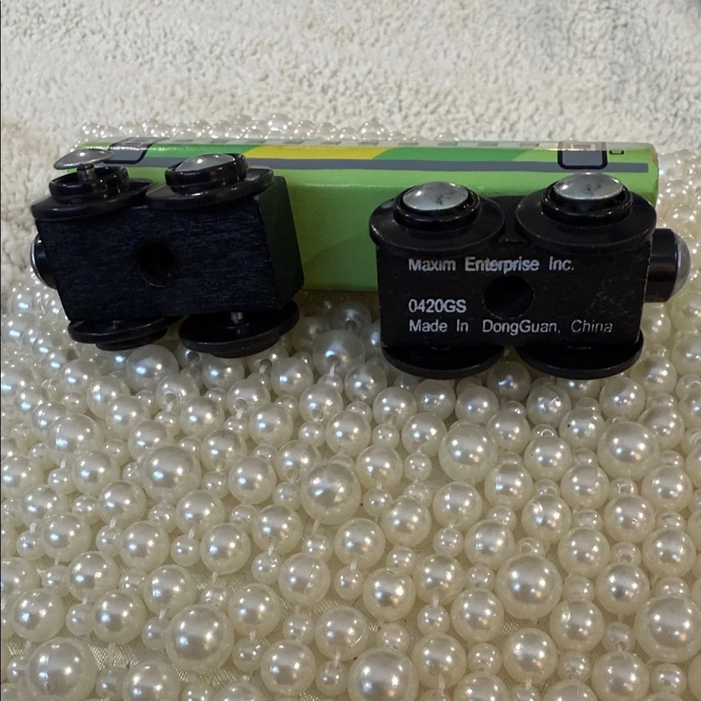 Brightline  Wooden and magnetic Green and Black Toy Train - Picture 3 of 5